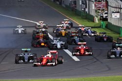 Sebastian Vettel, Ferrari SF16-H aan de leiding bij de start
