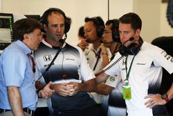 Jost Capito, Director Ejecutivo de McLaren con Stoffel Vandoorne, McLaren Piloto de pruebas y de res
