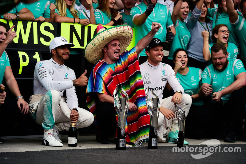 Ganador de la carrera Lewis Hamilton, Mercedes AMG F1 y equipo compañero Nico Rosberg, de Mercedes A