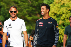 Jenson Button, McLaren avec Daniel Ricciardo, Red Bull Racing