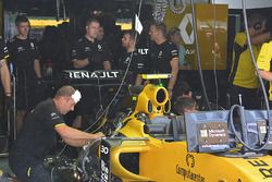 Renault Sport F1 Team engineers check Jolyon Palmer's car after Magnussen's fire