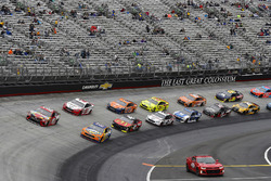 Kyle Busch, Joe Gibbs Racing, Toyota Camry Skittles e Ricky Stenhouse Jr., Roush Fenway Racing, Ford Fusion SunnyD
