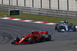 Kimi Raikkonen, Ferrari SF71H, Lewis Hamilton, Mercedes AMG F1 W09