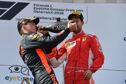 Max Verstappen, Red Bull Racing e Sebastian Vettel, Ferrari, festeggiano sul podio con lo champagne