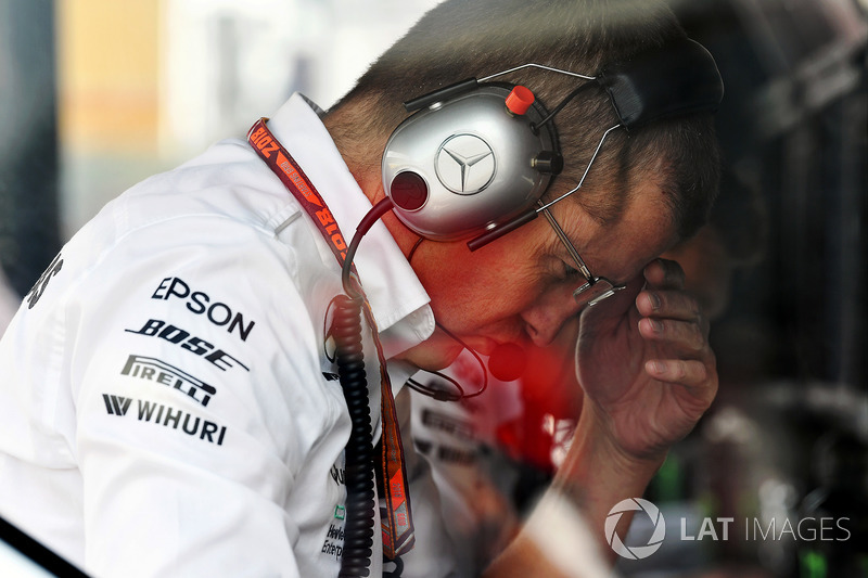 Головний інженер Mercedes AMG F1 на трасі Саймон Коул