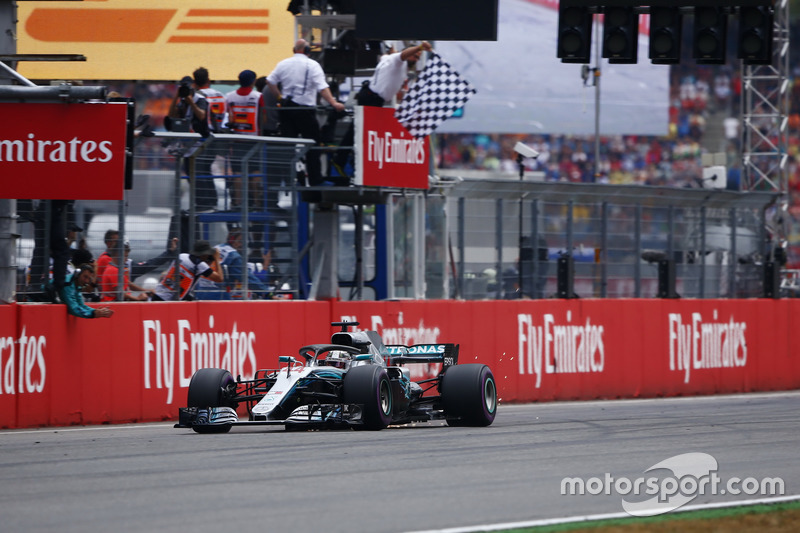 Lewis Hamilton, Mercedes AMG F1 W09, recibe la bandera a cuadros