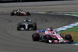Sergio Perez, Force India VJM11, Lewis Hamilton, Mercedes-AMG F1 W09 and Romain Grosjean, Haas F1 Team VF-18