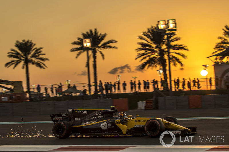 Carlos Sainz Jr., Renault Sport F1 Team RS17 sacando chispas