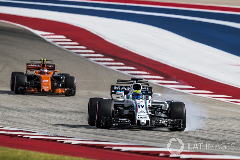 10: Felipe Massa, Williams FW40 locks up
