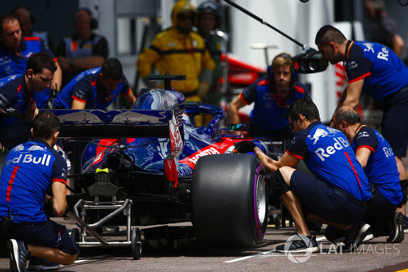 Brendon Hartley, Toro Rosso STR13, in the pits during practice