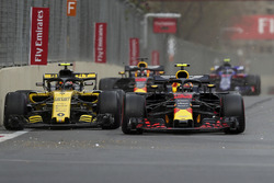 Carlos Sainz Jr., Renault Sport F1 Team R.S. 18 et Max Verstappen, Red Bull Racing RB14