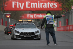 La voiture de sécurité mène le peloton