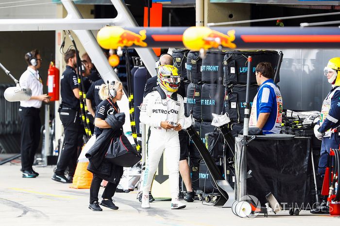 Lewis Hamilton, Mercedes AMG F1, camina hacia los boxes después de estrellarse