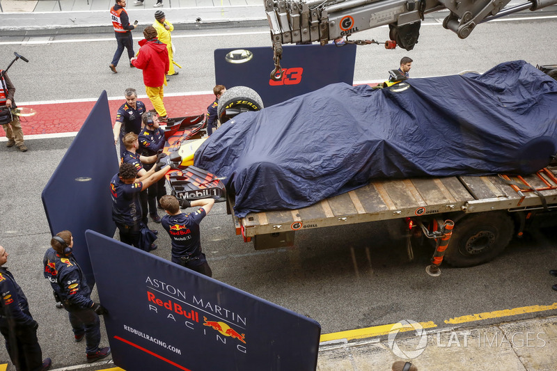 El Red Bull Racing RB14 de Max Verstappen vuelve a boxes