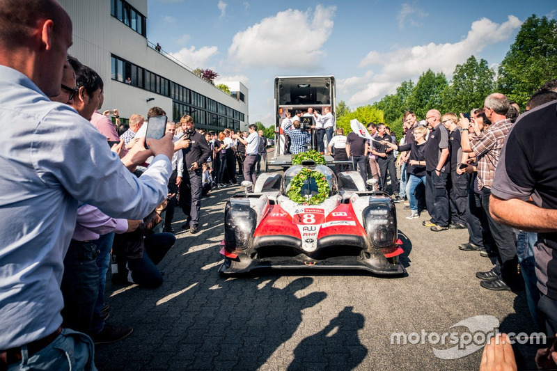 Автомобиль Toyota TS050 Hybrid (№8) команды Toyota Gazoo Racing: экипаж Себастьена Буэми, Казуки Накаджимы и Фернандо Алонсо