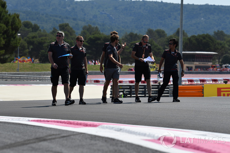 Romain Grosjean, Haas F1, cammina lungo il circuito
