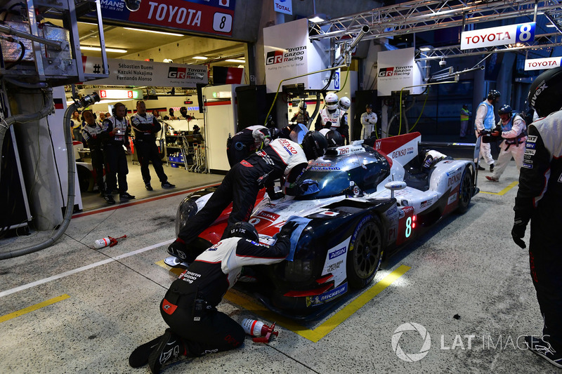 Pit stop #8 Toyota Gazoo Racing Toyota TS050: Sébastien Buemi, Kazuki Nakajima, Fernando Alonso