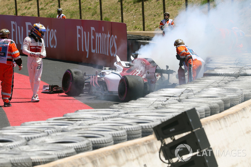Marcus Ericsson, Sauber C37 est sorti de sa piste avant que sa voiture ne prenne feu