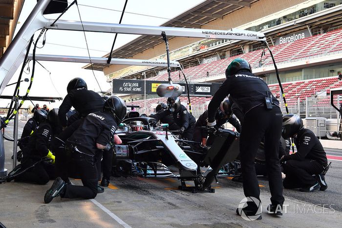 Lewis Hamilton, Mercedes-AMG F1 W09 pit stop