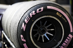 Un pneu Pirelli hypertendre rose