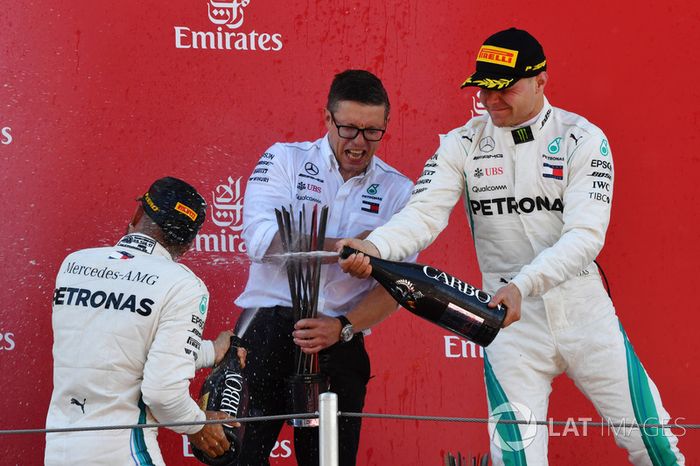 Bonnington, Mercedes AMG F1, Valtteri Bottas, Mercedes-AMG F1 y Lewis Hamilton, Mercedes-AMG F1 celebran