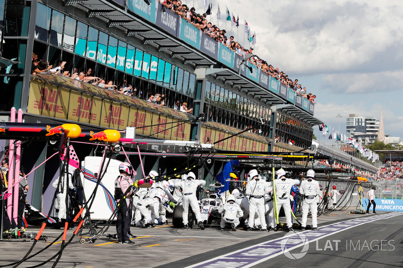 Lance Stroll, Williams FW41 Mercedes, makes a pit stop