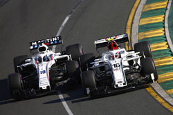 Charles Leclerc, Sauber C37 Ferrari, en lutte avec Lance Stroll, Williams FW41 Mercedes