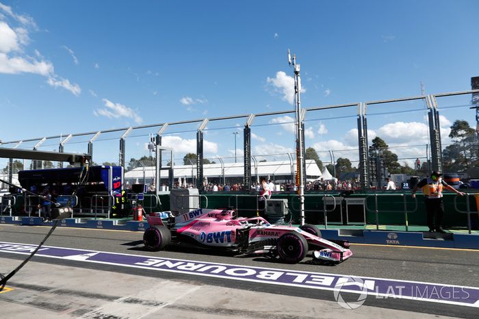 Sergio Pérez, Force India VJM11 Mercedes, sale de pits