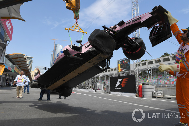 El coche de Sergio Pérez, Sahara Force India VJM10 es retirado por oficiales de pista