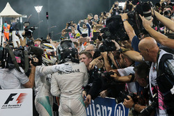 Ganador, Lewis Hamilton, Mercedes AMG F1 celebra con Nico Rosberg, Mercedes AMG F1 en parc ferme