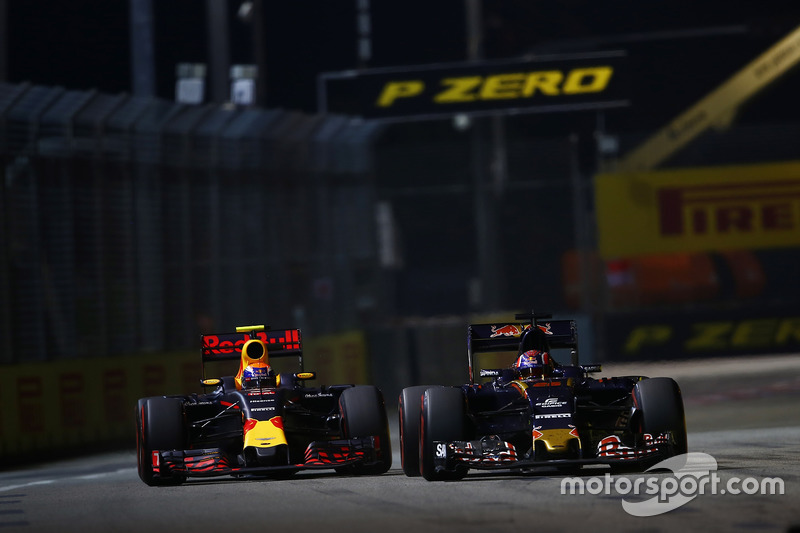 Max Verstappen, Red Bull Racing RB12 battles wit Daniil Kvyat, Toro Rosso STR11