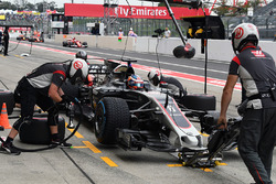 Arrêt au stand pour Romain Grosjean, Haas F1 Team VF-17