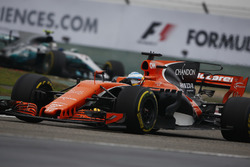 Fernando Alonso, McLaren MCL32, devance Valtteri Bottas, Mercedes AMG F1 W08