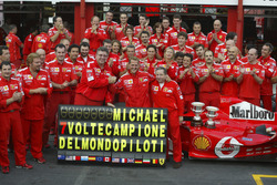 Michael Schumacher, Ferrari F2004 fête avec son équipe son 7e titre mondial avec Jean Todt et Ross Brawn