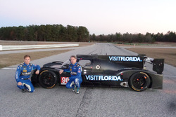 Renger van der Zande und Marc Goossens mit dem neuen Riley-Gibson von VisitFlorida.com