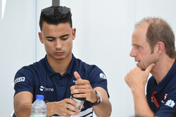 Гонщик Sauber Паскаль Верляйн и физиотерапевт команды Йозеф Леберер