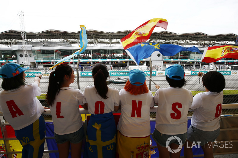Lewis Hamilton, Mercedes AMG F1 W08, passes a group of Fernando Alonso, McLaren, fans