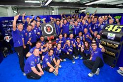 Jorge Lorenzo, Yamaha Factory Racing, fête sa victoire avec son team