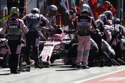 Arrêt au stand d'Esteban Ocon, Force India F1 VJM10