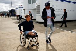 Lewis Hamilton, Mercedes AMG F1, habla con el piloto de  la Fórmula 4 británica  Billy Monger en el 