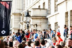 Fans línea las calles para una vista de las fiestas