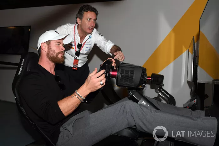 Actor Chris Hemsworth en la zona de  eRace con Alejandro Agag, Fórmula E CEO
