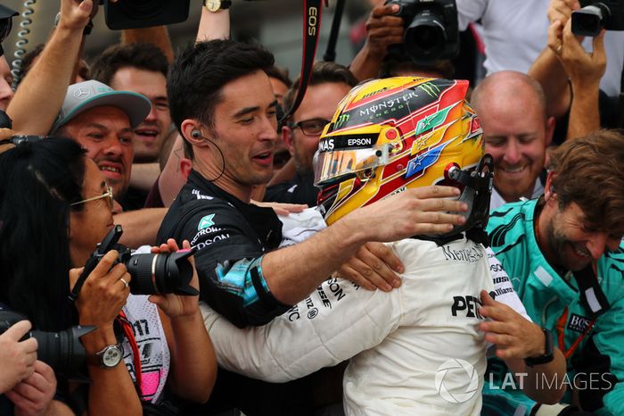 Ganador de la carrera  Lewis Hamilton, Mercedes AMG F1 W08 celebra con el equipo