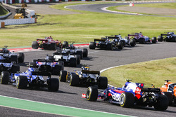 Jolyon Palmer, Renault Sport F1 Team RS17, Pascal Wehrlein, Sauber C36, Fernando Alonso, McLaren MCL32, Carlos Sainz Jr., Scuderia Toro Rosso STR12