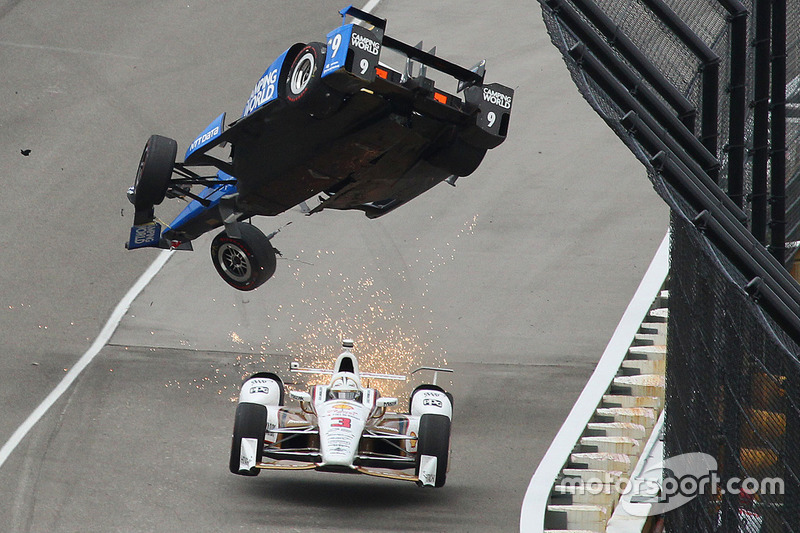 Scott Dixon, Chip Ganassi Racing Honda choca, Helio Castroneves, Team Penske Chevrolet pasa por debajo