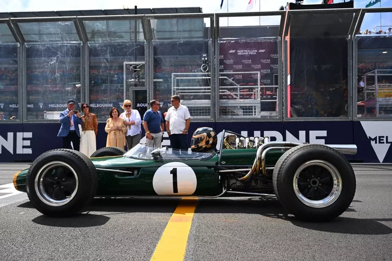 Sam Brabham pilote une Brabham BT-19 sur circuit