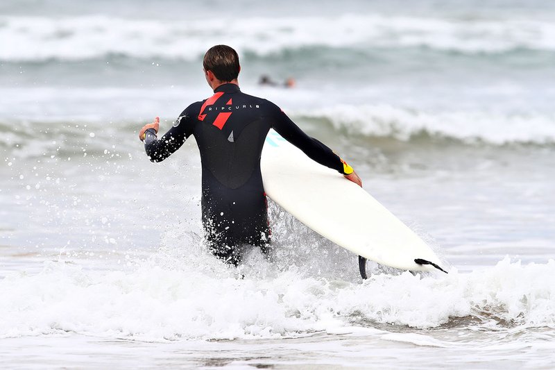 Pierre Gasly, Red Bull Racing surfeando con la leyenda del surf Mick Fanning