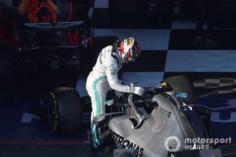 Le deuxième, Lewis Hamilton, Mercedes AMG F1, arrive dans le Parc Fermé