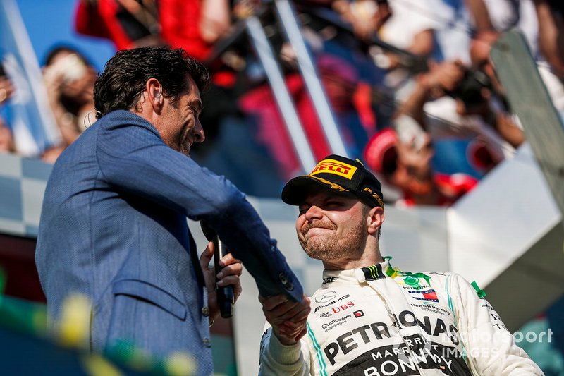 Mark Webber shakes hands with Valtteri Bottas, Mercedes AMG F1, 1st position, after an interview on the podium