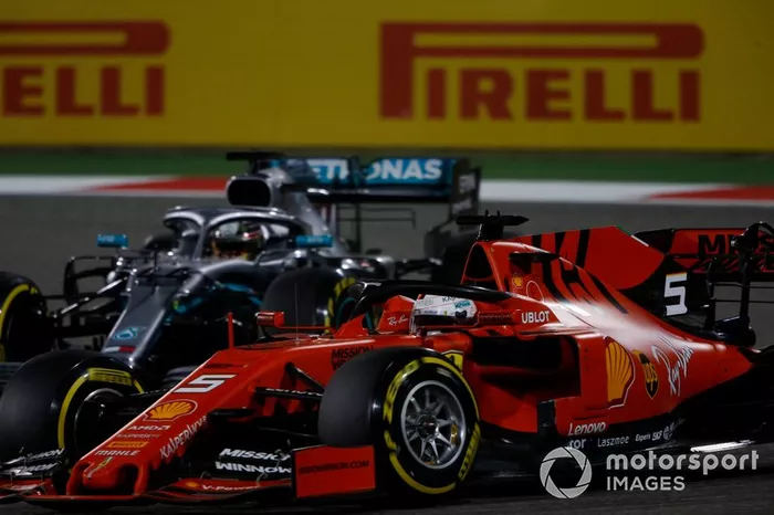 Sebastian Vettel, Ferrari SF90, lotta con Lewis Hamilton, Mercedes AMG F1 W10